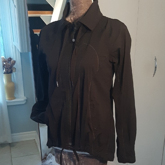 lululemon athletica LNWT🖤Pleated Back WINDBREAKER ClassicHIGH LOWwith TIES Sz 4 - Picture 3 of 8